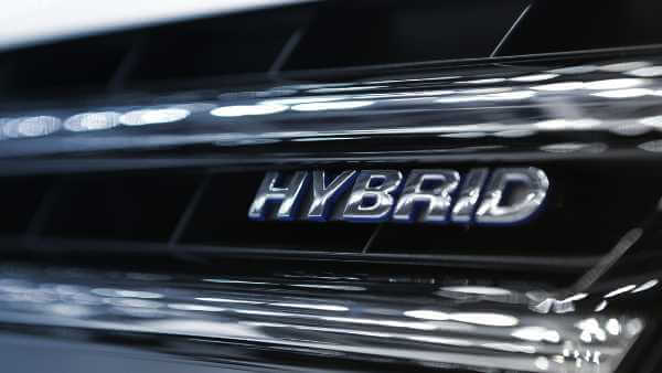 Mobil Hybrid Jadi Primadona
